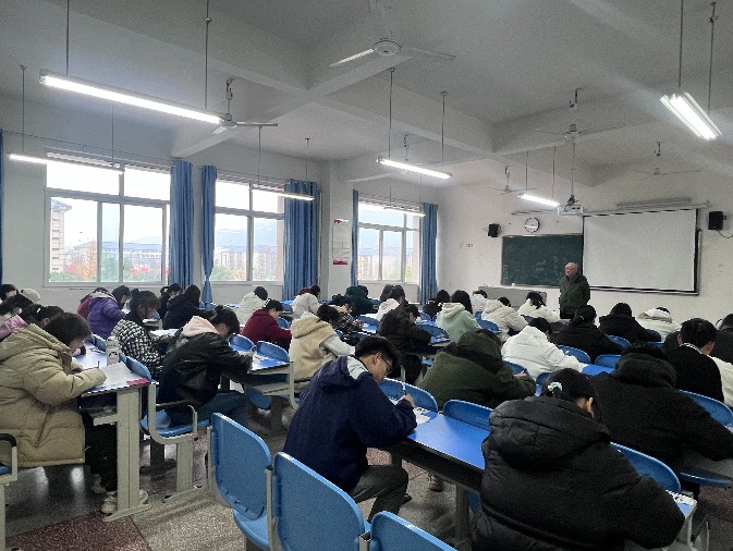学校举行2024级大专新生《学生手册》知识考试